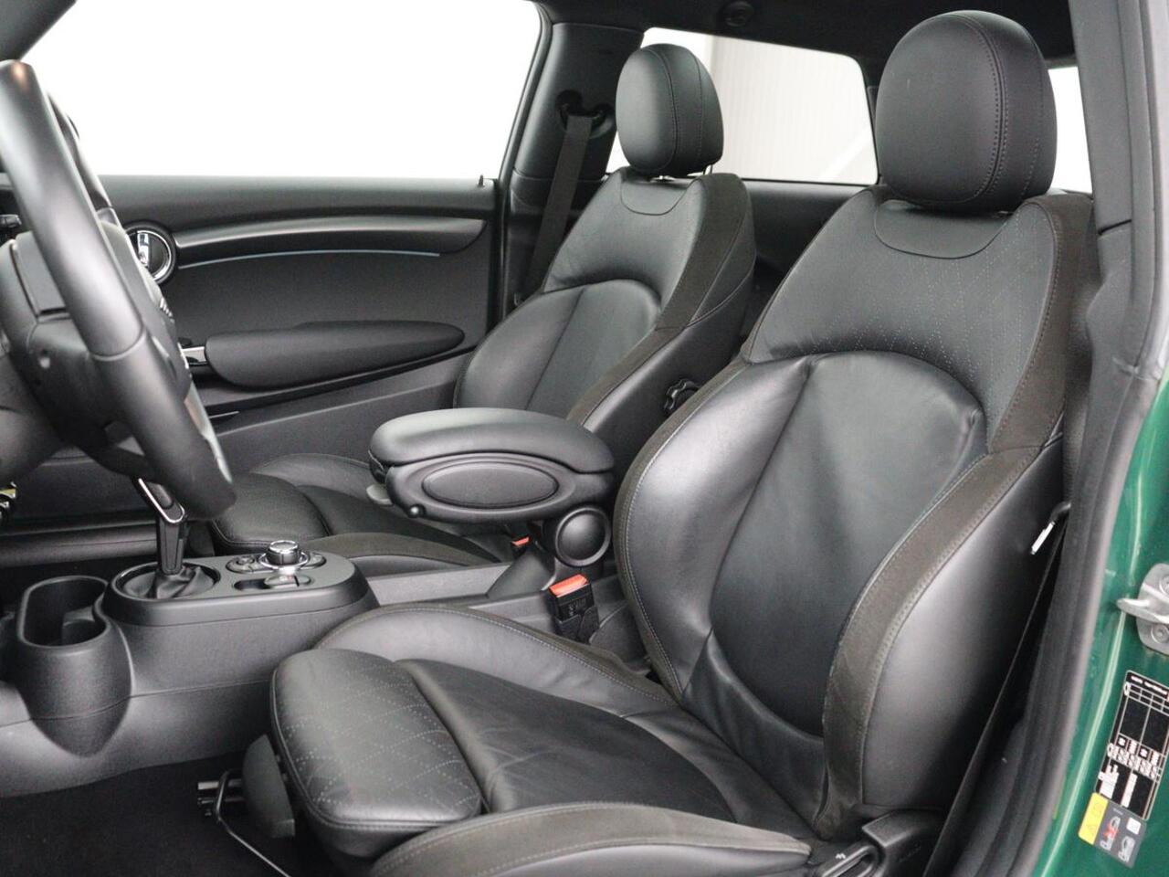 Mini Electric Mini Yours 33kWh | SOH 100% | Panoramadak | Leder | Stoelverwarming | Camera | Warmtepomp | Keyless | Head-Up | Carplay | Navigatie | Full LED | Park Assist