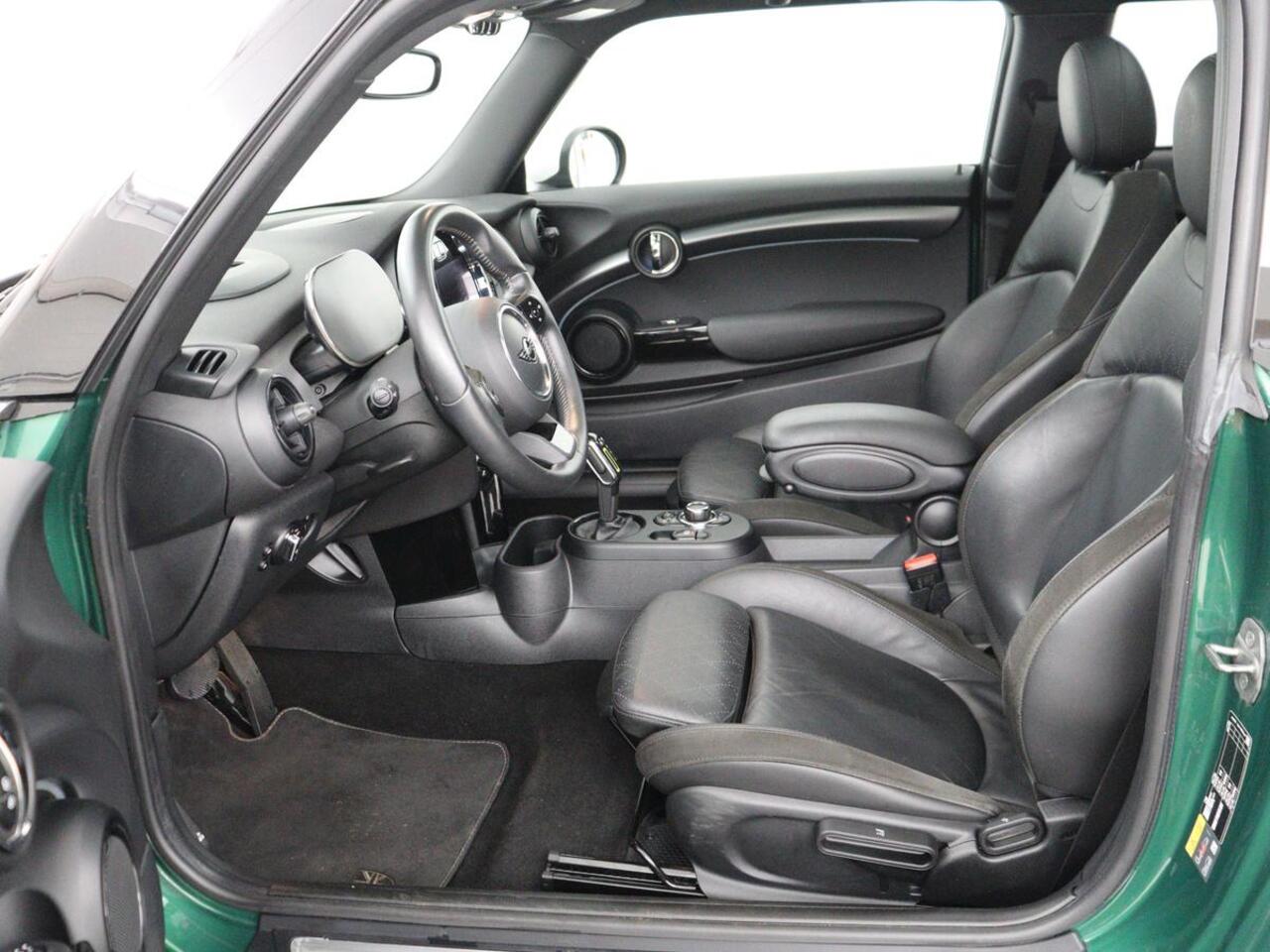 Mini Electric Mini Yours 33kWh | SOH 100% | Panoramadak | Leder | Stoelverwarming | Camera | Warmtepomp | Keyless | Head-Up | Carplay | Navigatie | Full LED | Park Assist