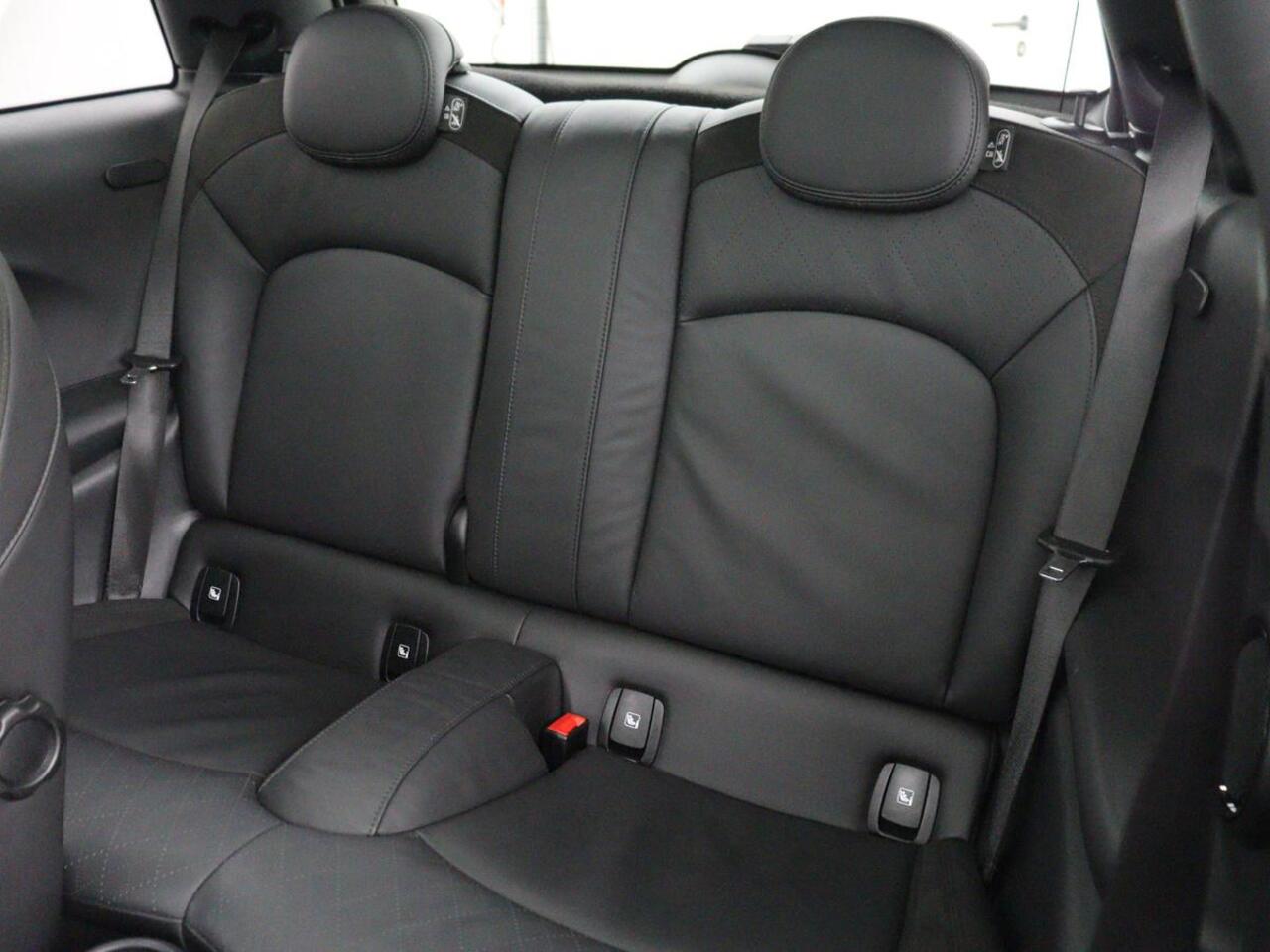 Mini Electric Mini Yours 33kWh | SOH 100% | Panoramadak | Leder | Stoelverwarming | Camera | Warmtepomp | Keyless | Head-Up | Carplay | Navigatie | Full LED | Park Assist