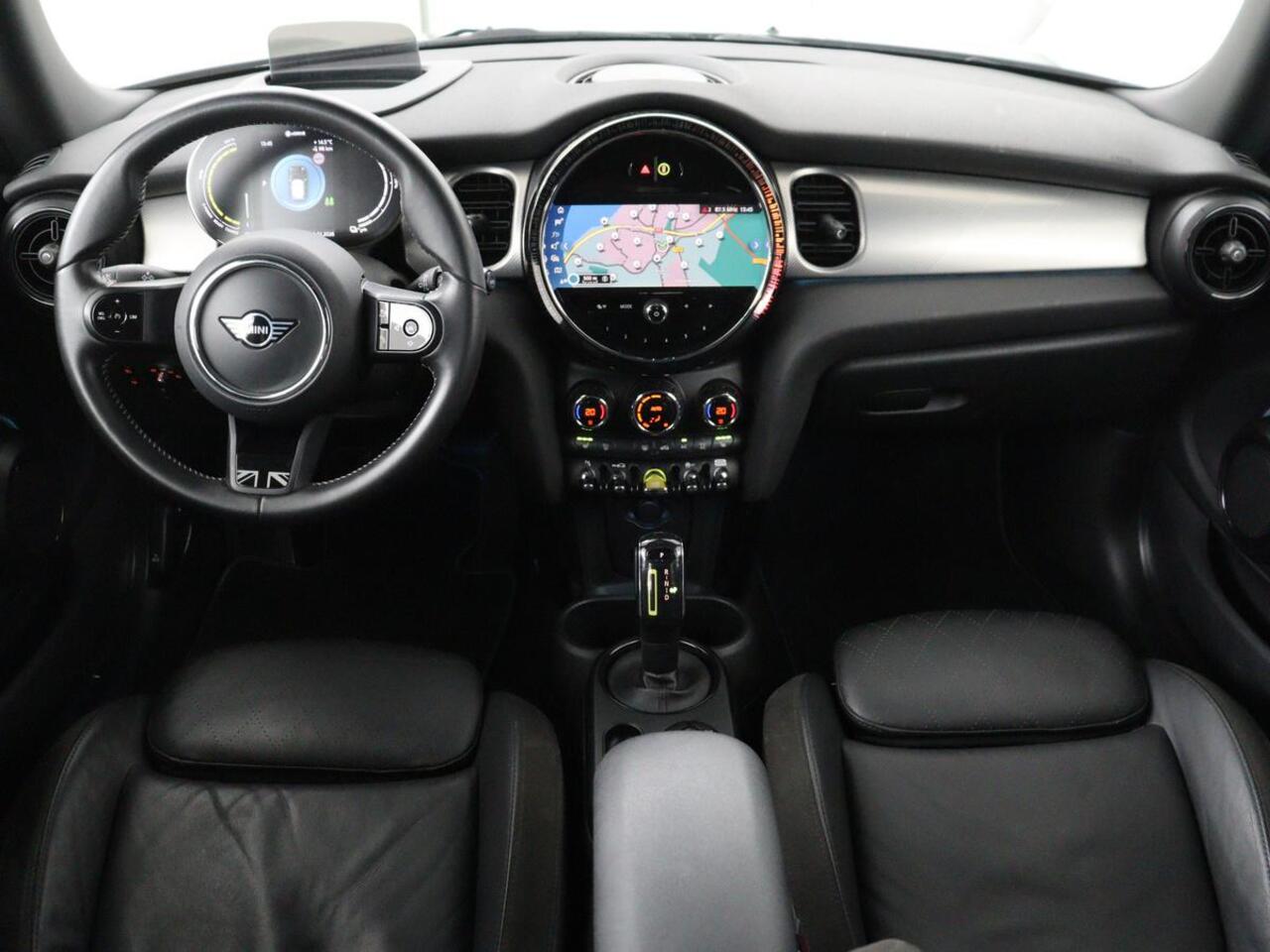 Mini Electric Mini Yours 33kWh | SOH 100% | Panoramadak | Leder | Stoelverwarming | Camera | Warmtepomp | Keyless | Head-Up | Carplay | Navigatie | Full LED | Park Assist