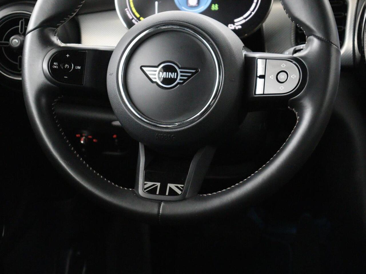 Mini Electric Mini Yours 33kWh | SOH 100% | Panoramadak | Leder | Stoelverwarming | Camera | Warmtepomp | Keyless | Head-Up | Carplay | Navigatie | Full LED | Park Assist