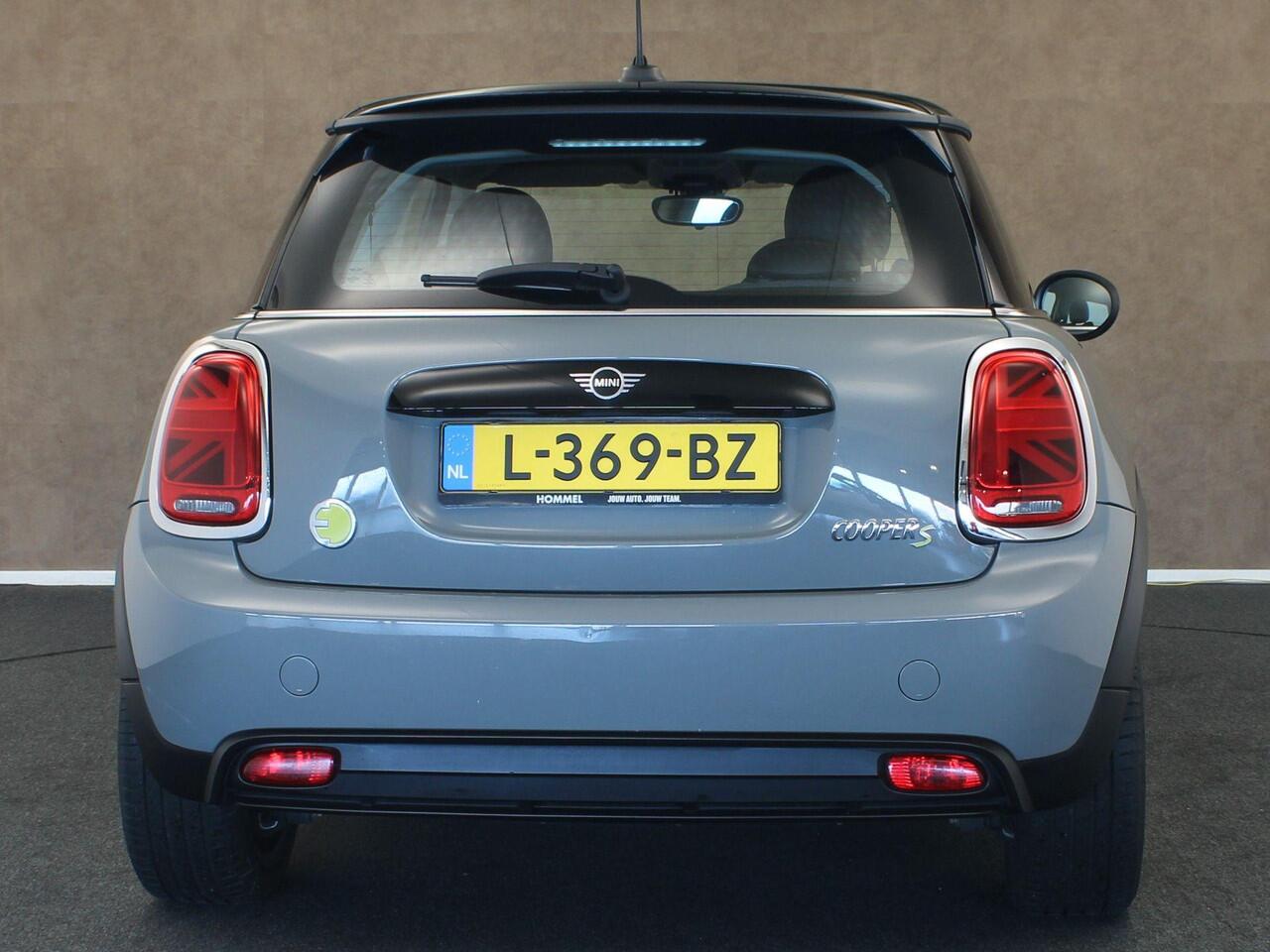 Mini Electric Mini Classic 33 kWh SOH 95.3 %!! - ORIGINEEL NEDERLANDSE AUTO - AUTOMATISCHE AIRCO - APPLE CARPLAY/ANDROID AUTO - KEYLESS START - LED KOPLAMPEN - CRUISE CONTROL - LICHTMETALEN VELGEN - MULTIMEDIAVOORBEREIDING - 3 FASE LADEN