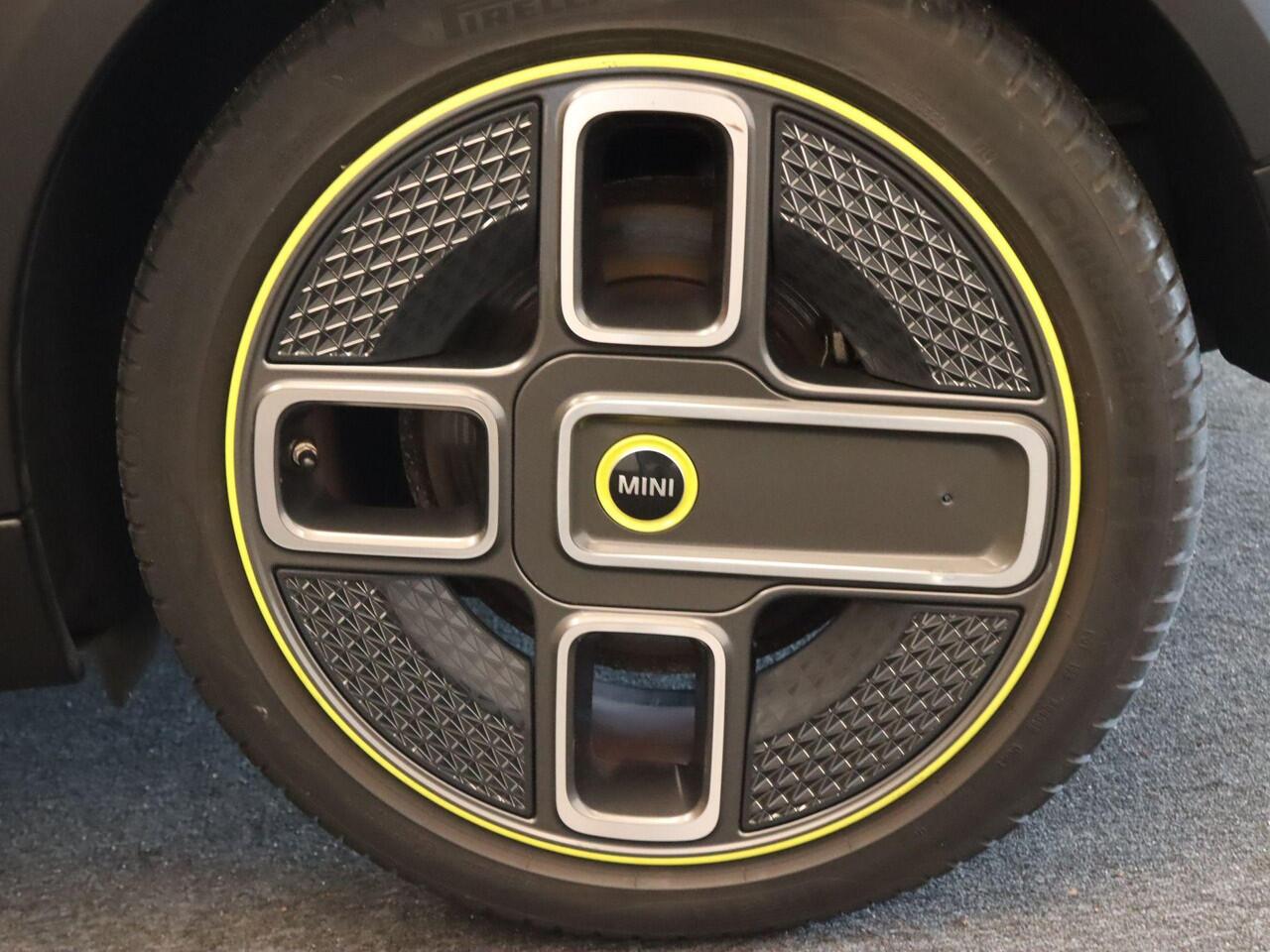 Mini Electric Mini Classic 33 kWh SOH 95.3 %!! - ORIGINEEL NEDERLANDSE AUTO - AUTOMATISCHE AIRCO - APPLE CARPLAY/ANDROID AUTO - KEYLESS START - LED KOPLAMPEN - CRUISE CONTROL - LICHTMETALEN VELGEN - MULTIMEDIAVOORBEREIDING - 3 FASE LADEN