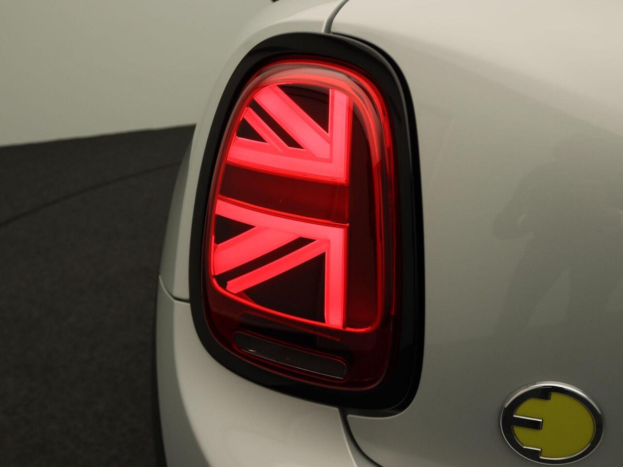 Mini Electric 3-deurs Classic + Comfort Plus Pakket + Stuurwielrand Verwarmd + Panoramadak + Sportstoelen + LED + Harman Kardon + 17''