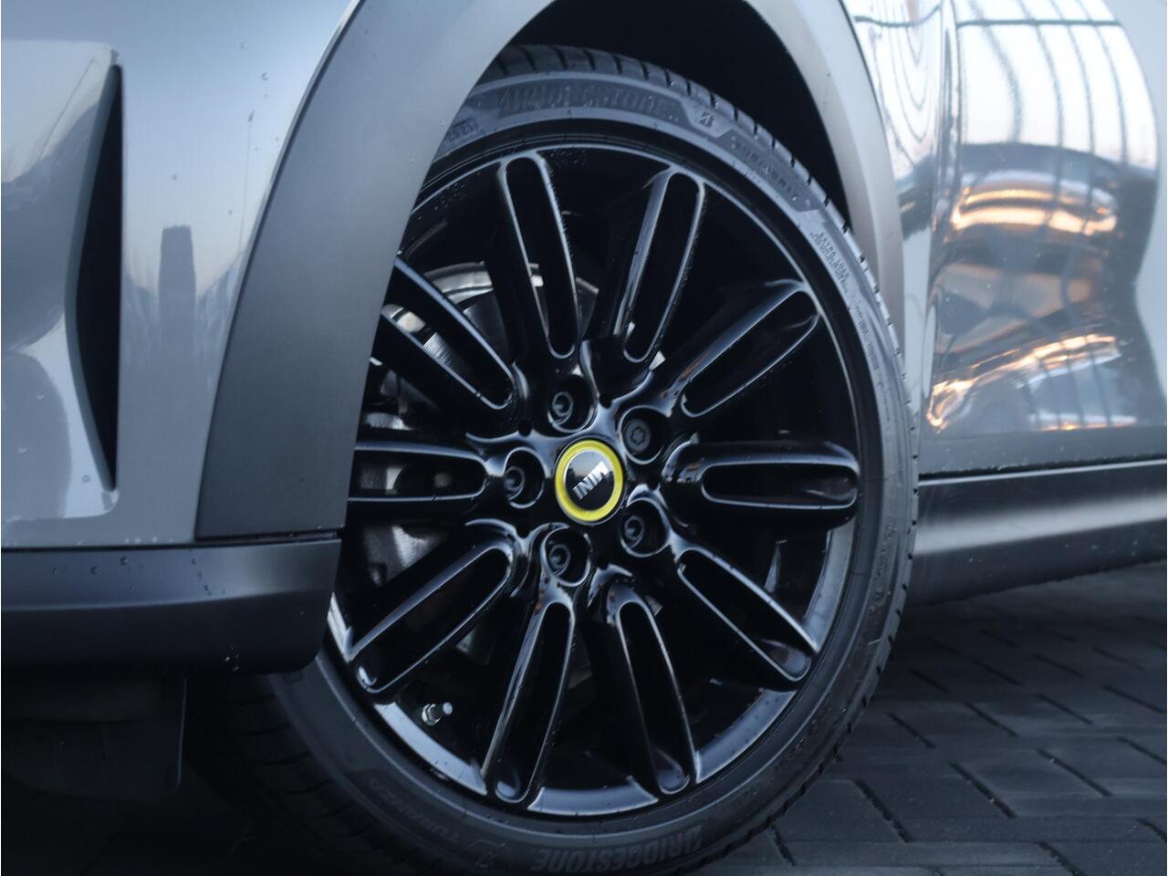 Mini Electric Mini Business Edition 33 kWh Achteruitrijcamera/ Comfort Access/ Panoramadak/ Sportstoelen/ Stoelverwarming/ Cruise Control/ Stuurwiel verwarming