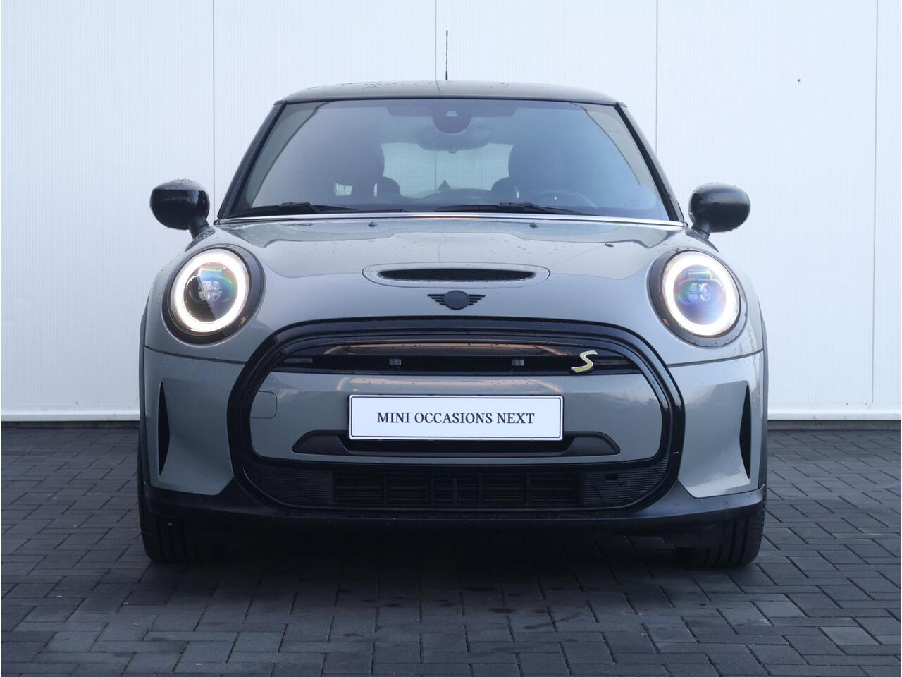 Mini Electric Mini Business Edition 33 kWh Achteruitrijcamera/ Comfort Access/ Panoramadak/ Sportstoelen/ Stoelverwarming/ Cruise Control/ Stuurwiel verwarming