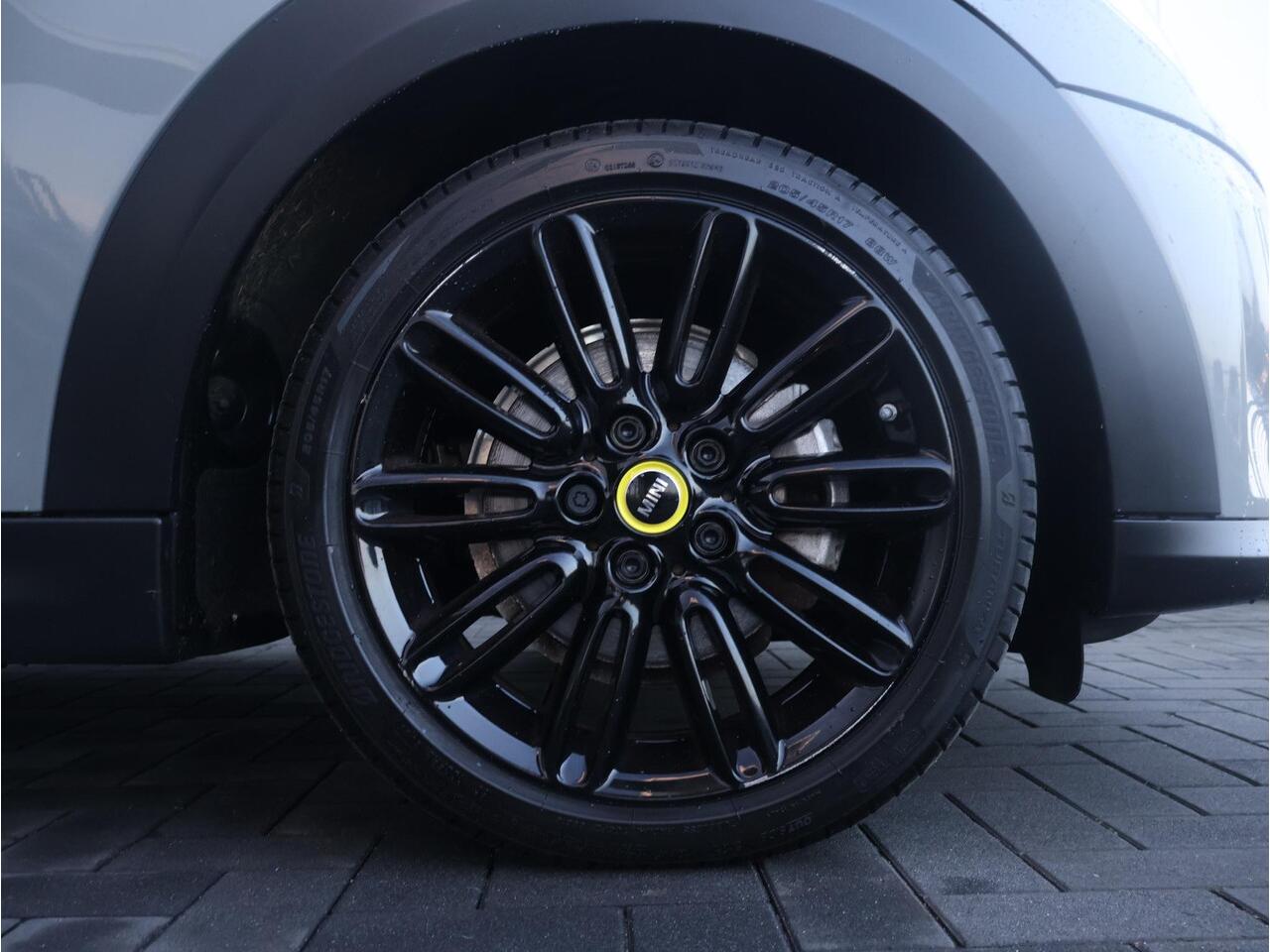 Mini Electric Mini Business Edition 33 kWh Achteruitrijcamera/ Comfort Access/ Panoramadak/ Sportstoelen/ Stoelverwarming/ Cruise Control/ Stuurwiel verwarming