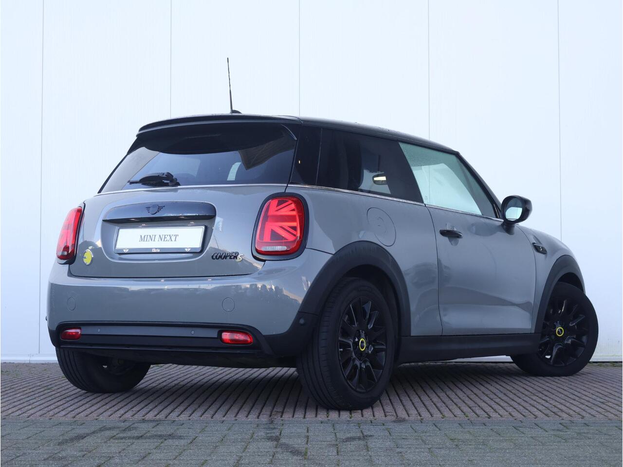 Mini Electric Mini Business Edition 33 kWh Stoelverwarming/ Stuurwiel Verwarming/ Navigatie/ Sportstoelen/ Cruise Control/ Comfort Acces/ Parkeersensoren