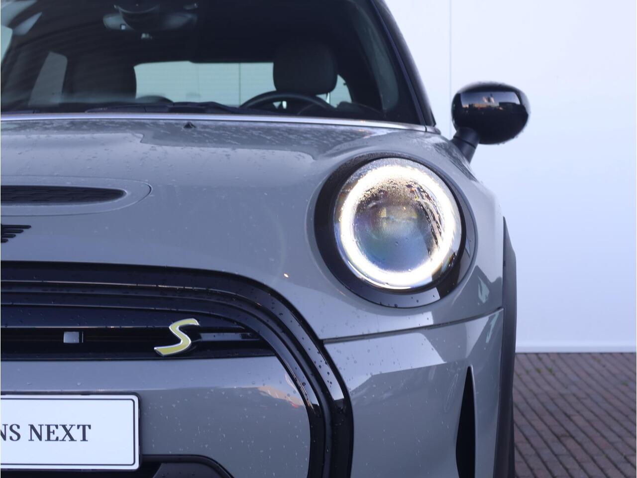 Mini Electric Mini Business Edition 33 kWh Stoelverwarming/ Stuurwiel Verwarming/ Navigatie/ Sportstoelen/ Cruise Control/ Comfort Acces/ Parkeersensoren