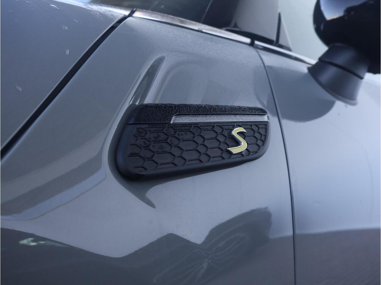 Mini Electric Mini Business Edition 33 kWh Stoelverwarming/ Stuurwiel Verwarming/ Navigatie/ Sportstoelen/ Cruise Control/ Comfort Acces/ Parkeersensoren