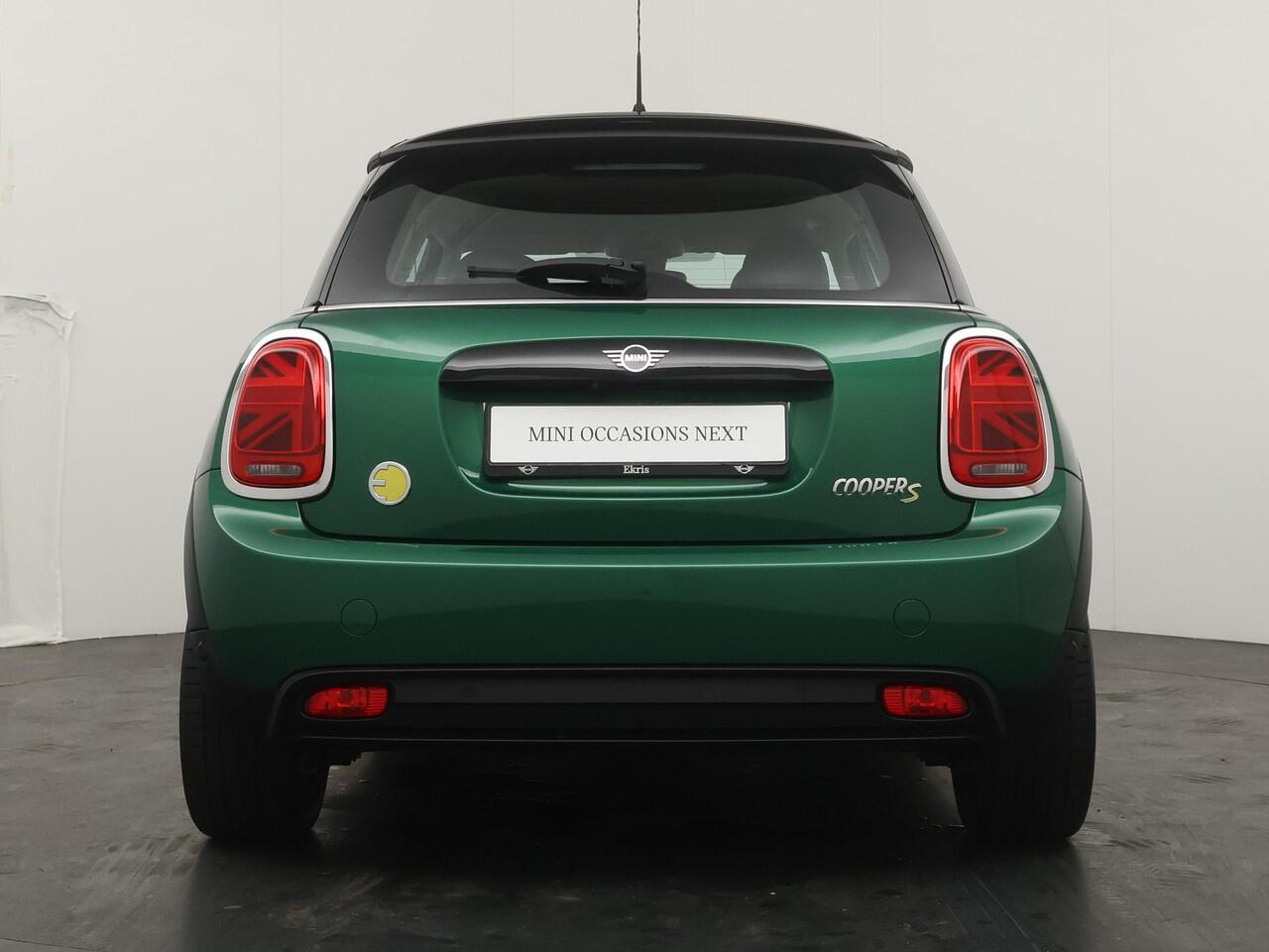 Mini Electric 3-deurs Classic 33 kWh | Stuur- en stoelverwarming | Camera | Parkeersensoren | Active Cruise Control | Navigatie |