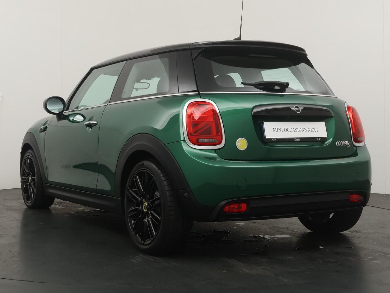 Mini Electric 3-deurs Classic 33 kWh | Stuur- en stoelverwarming | Camera | Parkeersensoren | Active Cruise Control | Navigatie |