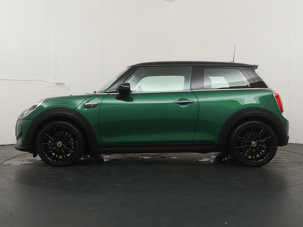 Mini Electric 3-deurs Classic 33 kWh | Stuur- en stoelverwarming | Camera | Parkeersensoren | Active Cruise Control | Navigatie |