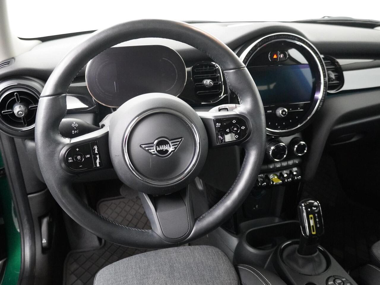 Mini Electric 3-deurs Classic 33 kWh | Stuur- en stoelverwarming | Camera | Parkeersensoren | Active Cruise Control | Navigatie |