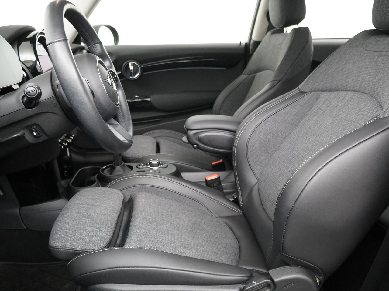 Mini Electric 3-deurs Classic 33 kWh | Stuur- en stoelverwarming | Camera | Parkeersensoren | Active Cruise Control | Navigatie |