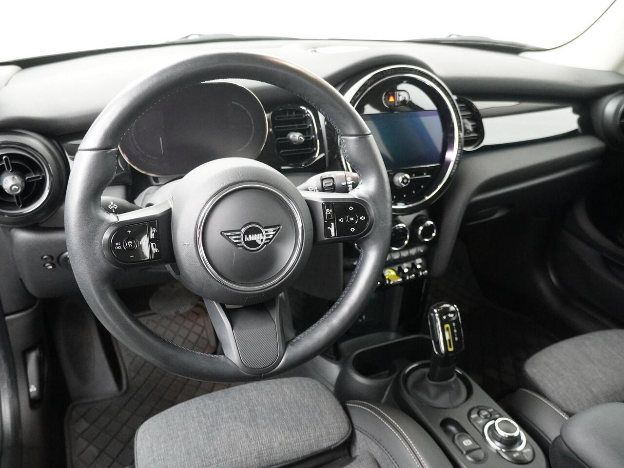 Mini Electric 3-deurs Classic 33 kWh | Stuur- en stoelverwarming | Camera | Parkeersensoren | Active Cruise Control | Navigatie |