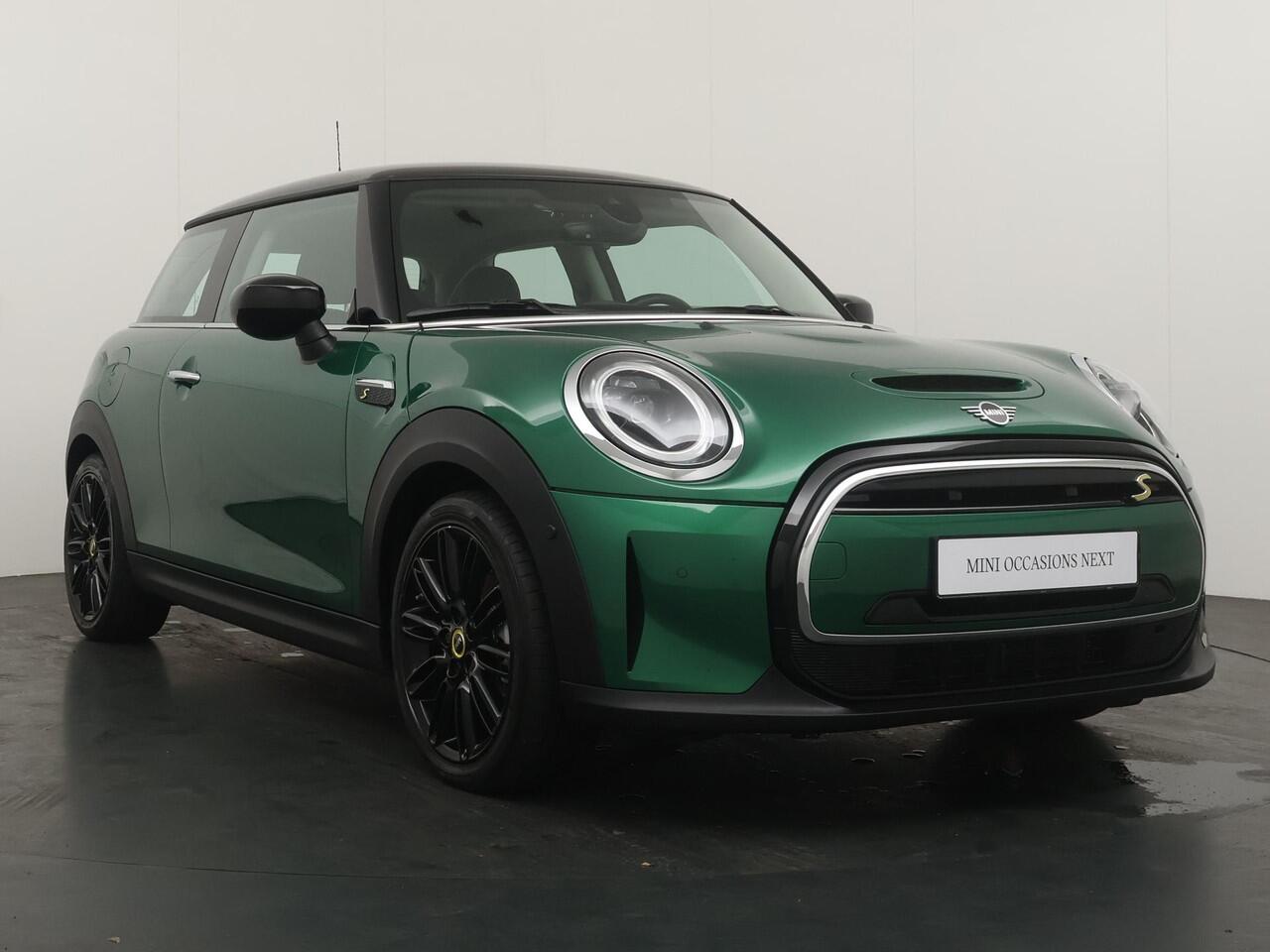 Mini Electric 3-deurs Classic 33 kWh | Stuur- en stoelverwarming | Camera | Parkeersensoren | Active Cruise Control | Navigatie |