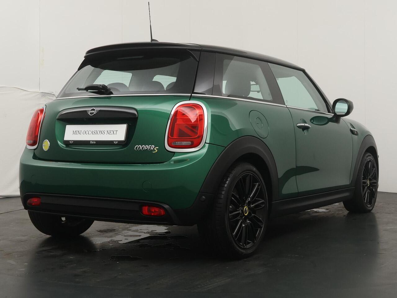 Mini Electric 3-deurs Classic 33 kWh | Stuur- en stoelverwarming | Camera | Parkeersensoren | Active Cruise Control | Navigatie |