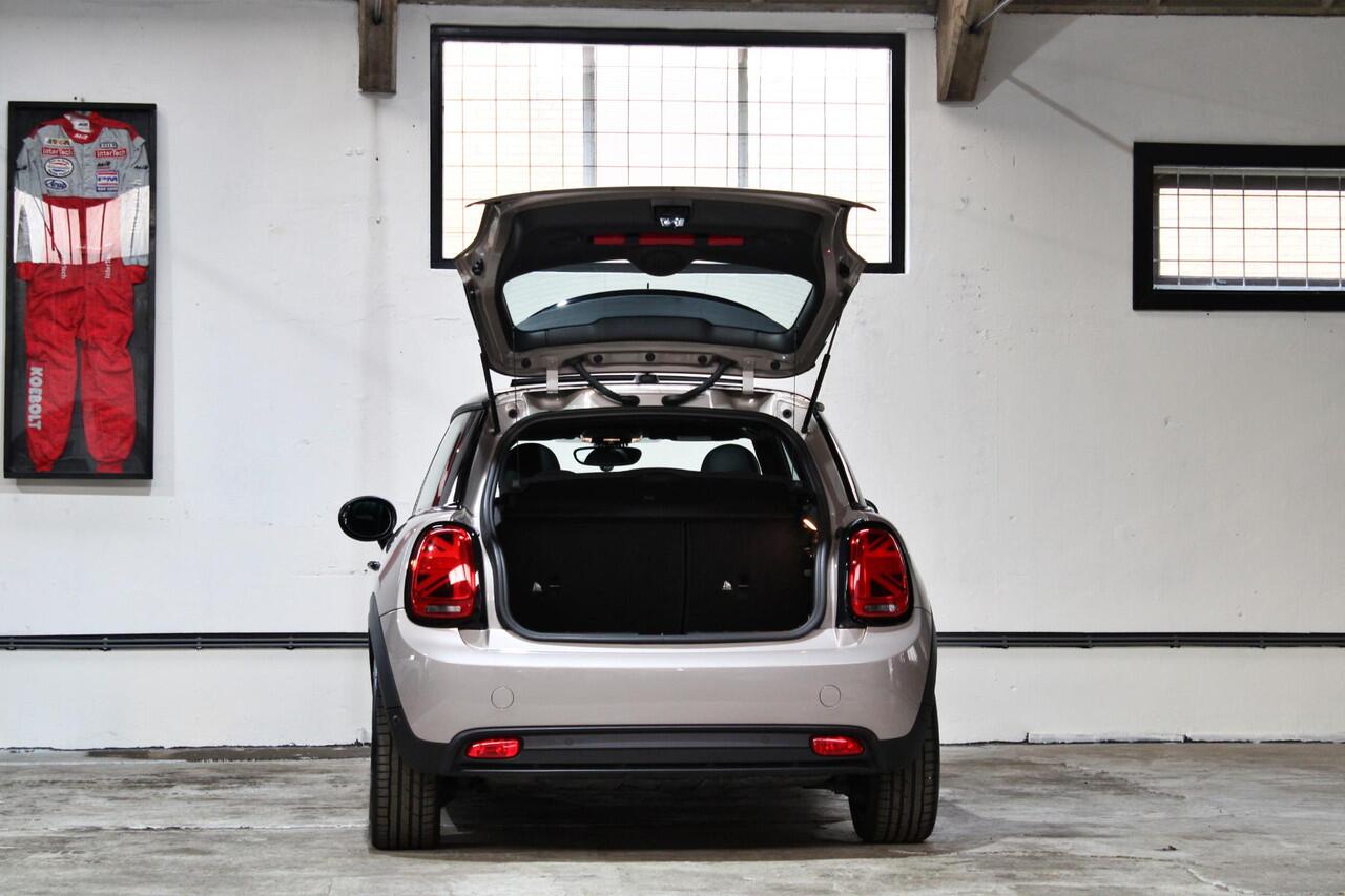 Mini Electric Mini Camden Edition 33 kWh | Panoramadak | 17 inch | Verwarmd stuurwiel | Apple Carplay | Parkeersensoren | Dealer onderhouden |