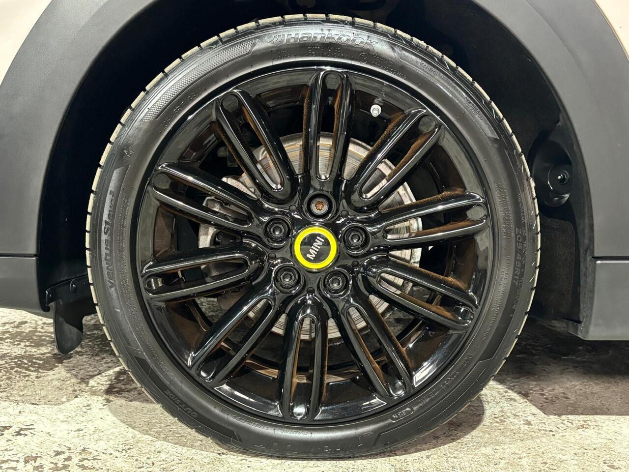 Mini Electric Mini Camden Edition 33 kWh | Panoramadak | 17 inch | Verwarmd stuurwiel | Apple Carplay | Parkeersensoren | Dealer onderhouden |