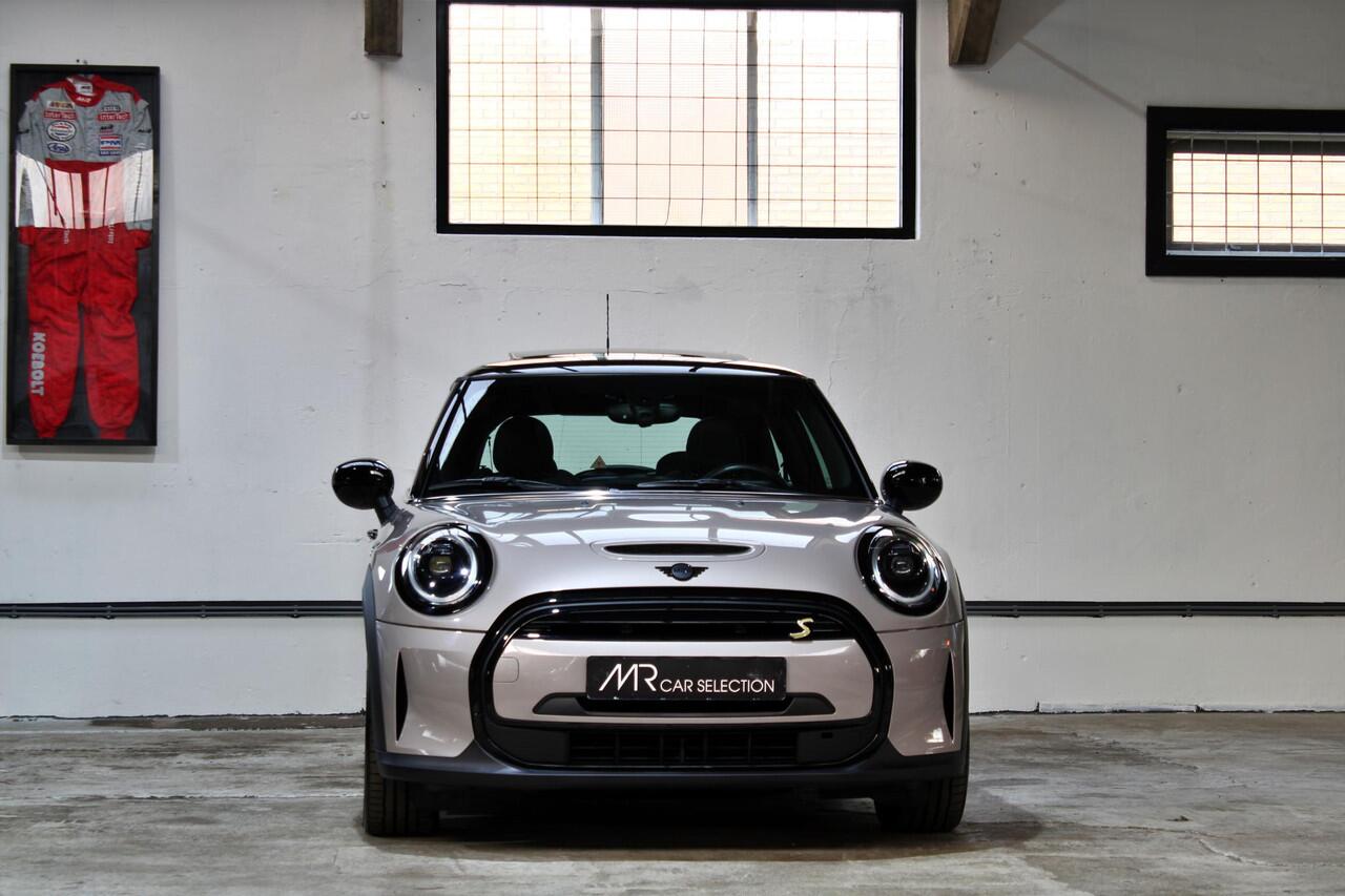 Mini Electric Mini Camden Edition 33 kWh | Panoramadak | 17 inch | Verwarmd stuurwiel | Apple Carplay | Parkeersensoren | Dealer onderhouden |