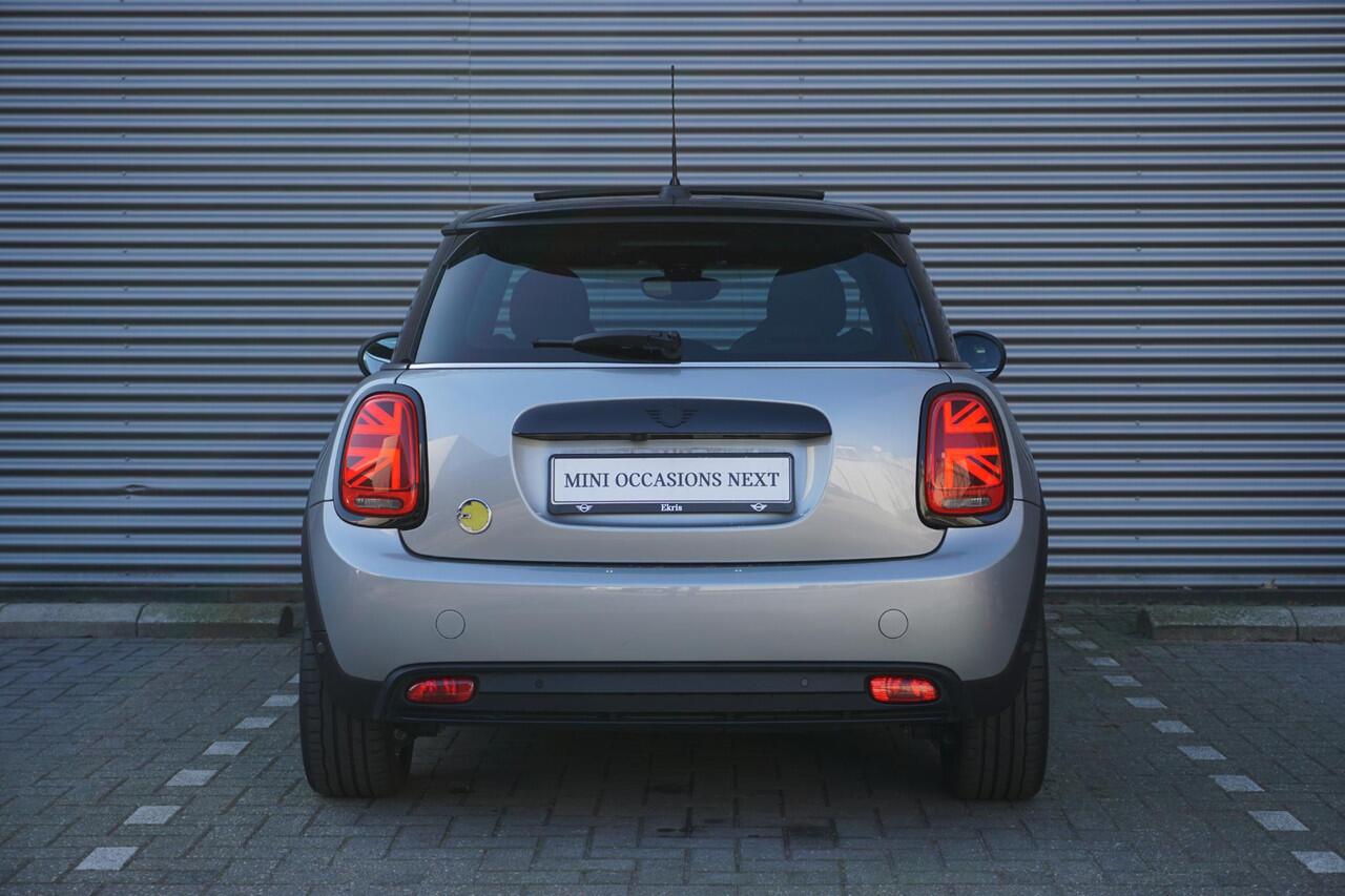 Mini Electric 3-deurs Cooper SE Camden Edition | Premium Plus Pakket | 17 inch LM Tentacle Spoke black | Glazen panoramadak | Elektrisch verwarmde voorstoelen