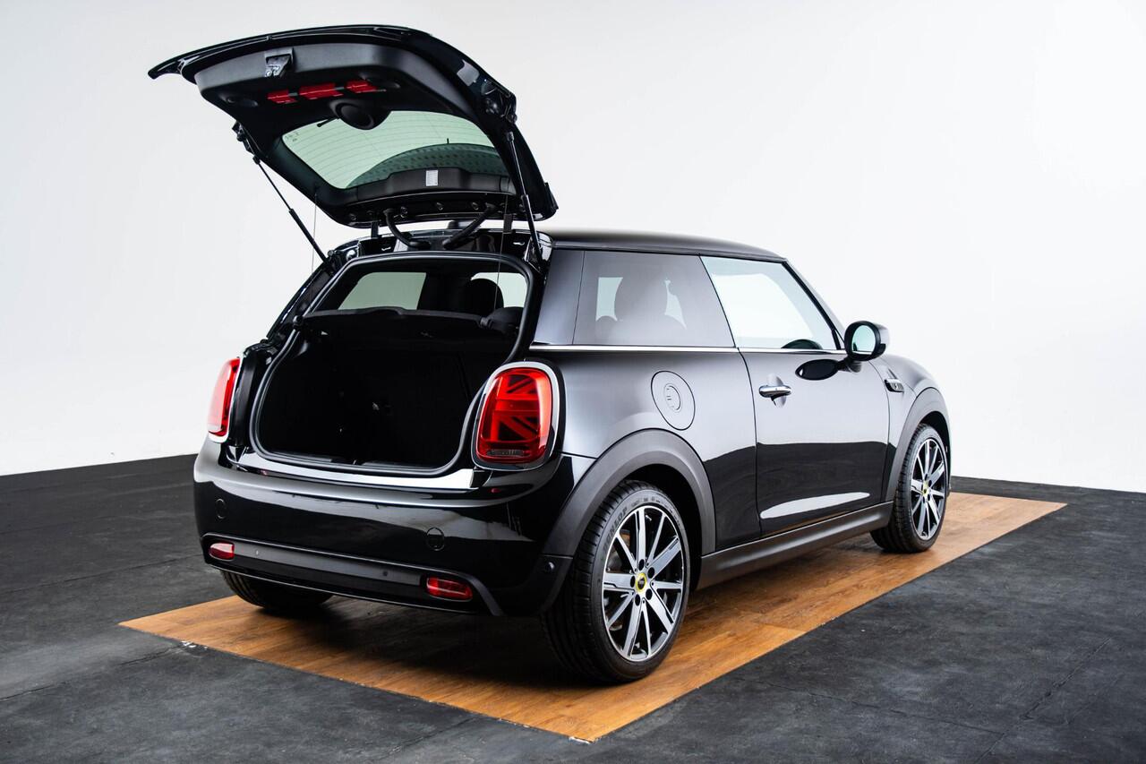 Mini Electric 33 kWh Cruise Control - Driving assistant - Comfort Access - Elektrisch inklapbare buitenspiegels - Elektrisch verwarmbare voorstoelen - Binnenlichtpakket - Warmtepomp - Regensensor