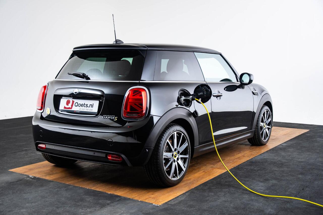 Mini Electric 33 kWh Cruise Control - Driving assistant - Comfort Access - Elektrisch inklapbare buitenspiegels - Elektrisch verwarmbare voorstoelen - Binnenlichtpakket - Warmtepomp - Regensensor