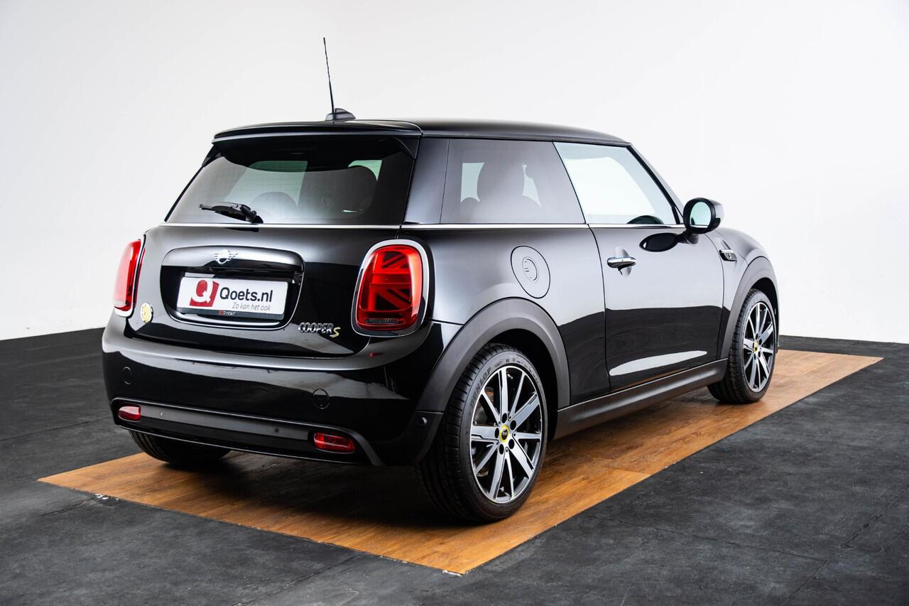 Mini Electric 33 kWh Cruise Control - Driving assistant - Comfort Access - Elektrisch inklapbare buitenspiegels - Elektrisch verwarmbare voorstoelen - Binnenlichtpakket - Warmtepomp - Regensensor