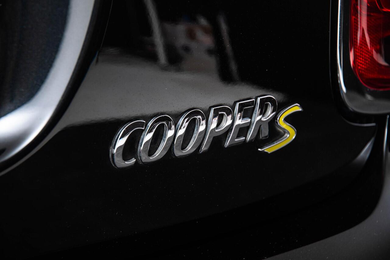 Mini Electric 33 kWh Cruise Control - Driving assistant - Comfort Access - Elektrisch inklapbare buitenspiegels - Elektrisch verwarmbare voorstoelen - Binnenlichtpakket - Warmtepomp - Regensensor