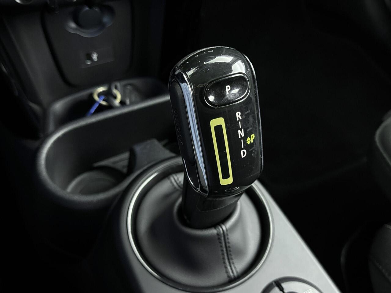 Mini Electric Mini Classic 33 kWh 184PK | Navigatie | Stoelverwarming | Parkeersensoren | Climate Control | Apple CarPlay & Android Auto