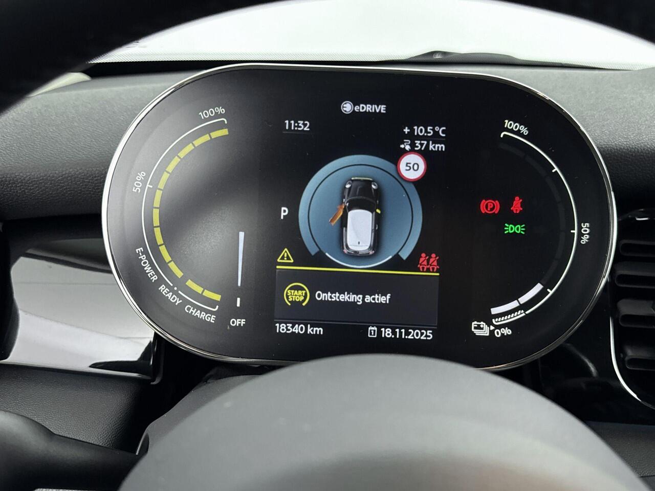 Mini Electric Mini Classic 33 kWh 184PK | Navigatie | Stoelverwarming | Parkeersensoren | Climate Control | Apple CarPlay & Android Auto