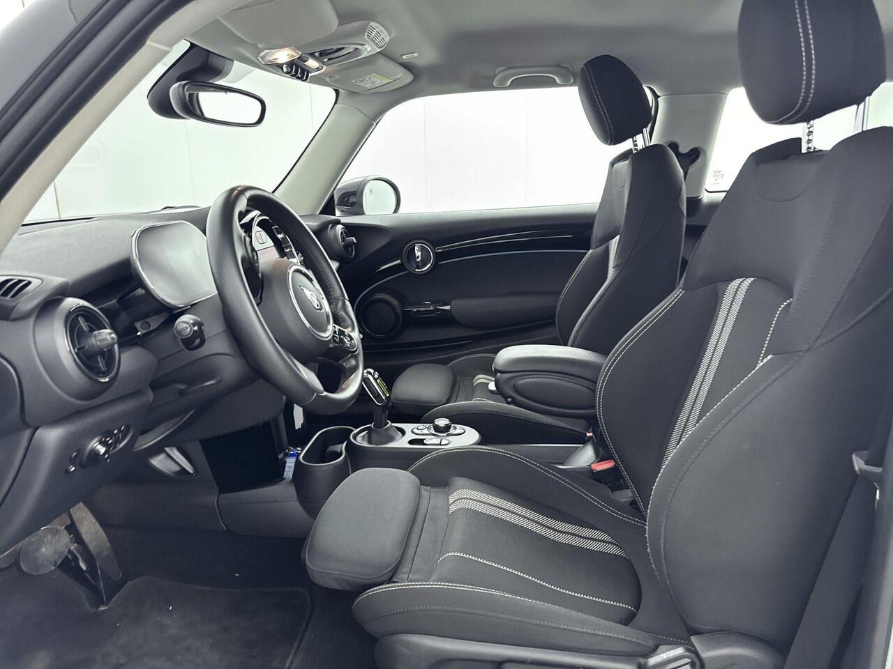 Mini Electric Mini Classic 33 kWh 184PK | Navigatie | Stoelverwarming | Parkeersensoren | Climate Control | Apple CarPlay & Android Auto