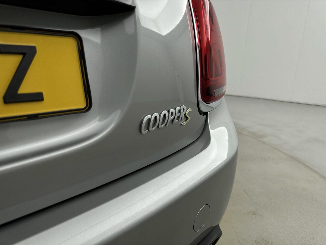 Mini Electric Mini Classic 33 kWh 184PK | Navigatie | Stoelverwarming | Parkeersensoren | Climate Control | Apple CarPlay & Android Auto