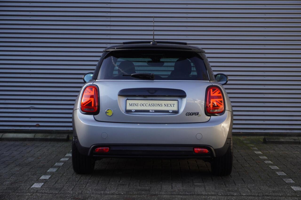 Mini Electric Cooper SE Classic Uitvoering | Glazen panoramadak | Harman-Kardon sound system | Piano Black Exterior pack | 17 inch LM Tentacle Spoke black