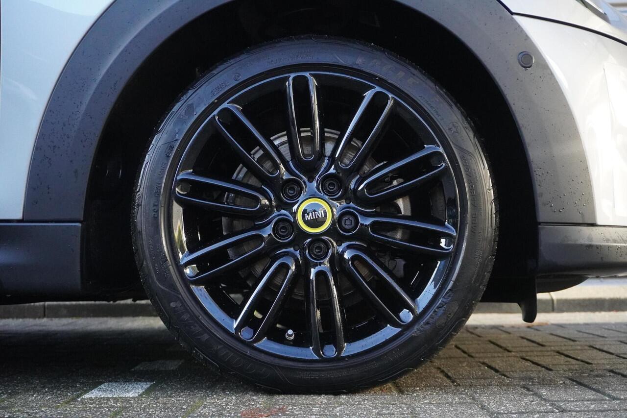 Mini Electric Cooper SE Classic Uitvoering | Glazen panoramadak | Harman-Kardon sound system | Piano Black Exterior pack | 17 inch LM Tentacle Spoke black