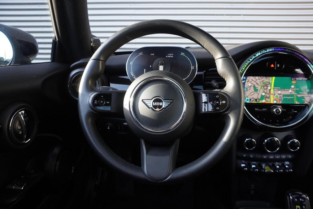 Mini Electric Cooper SE Classic Uitvoering | Glazen panoramadak | Harman-Kardon sound system | Piano Black Exterior pack | 17 inch LM Tentacle Spoke black