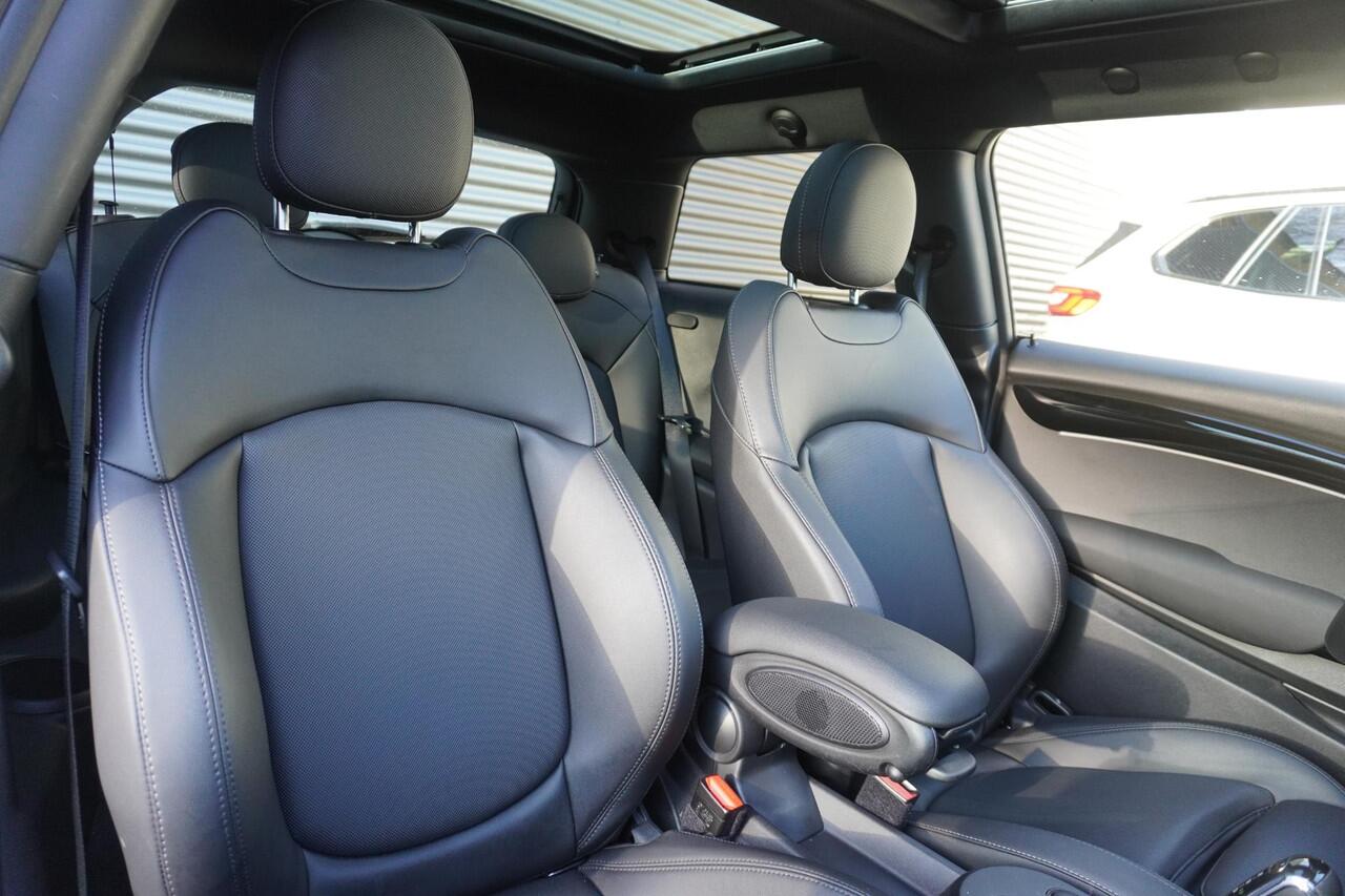 Mini Electric Cooper SE Classic Uitvoering | Glazen panoramadak | Harman-Kardon sound system | Piano Black Exterior pack | 17 inch LM Tentacle Spoke black