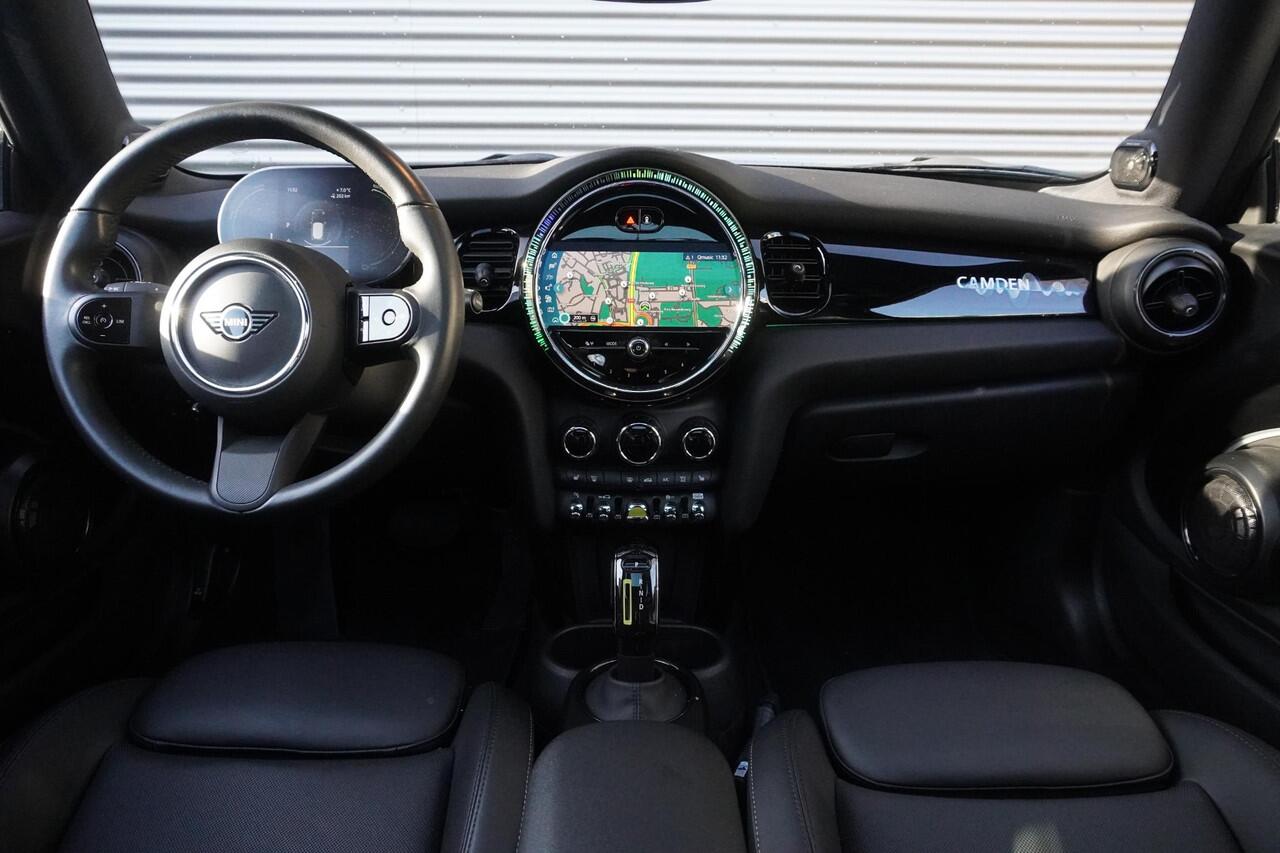 Mini Electric Cooper SE Classic Uitvoering | Glazen panoramadak | Harman-Kardon sound system | Piano Black Exterior pack | 17 inch LM Tentacle Spoke black