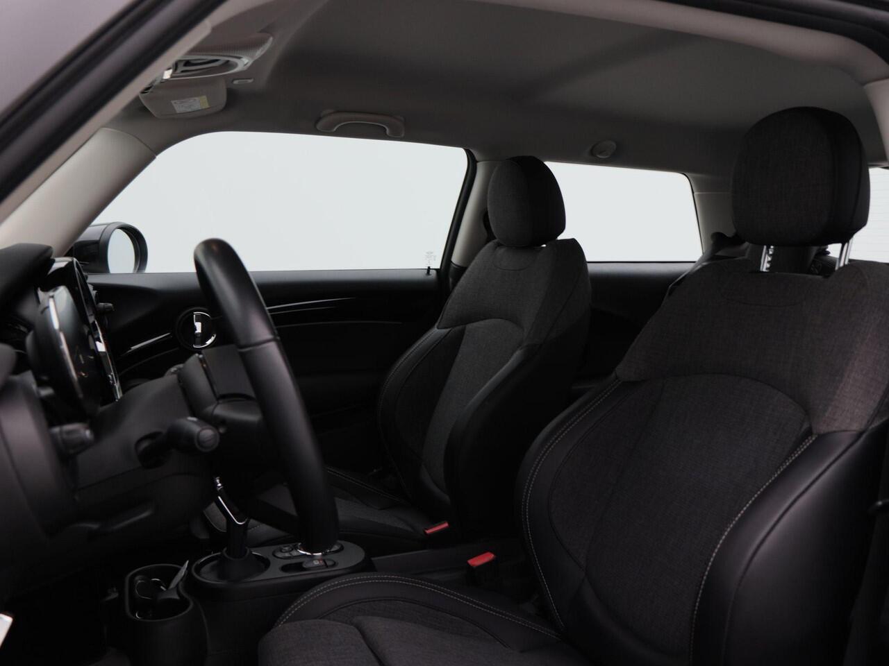 Mini Electric Mini Classic 33 kWh | Cruise Control | Stoelverwarming | Climate Control | Navigatie | CarPlay | Parkeersensoren | 26.956 Km!!