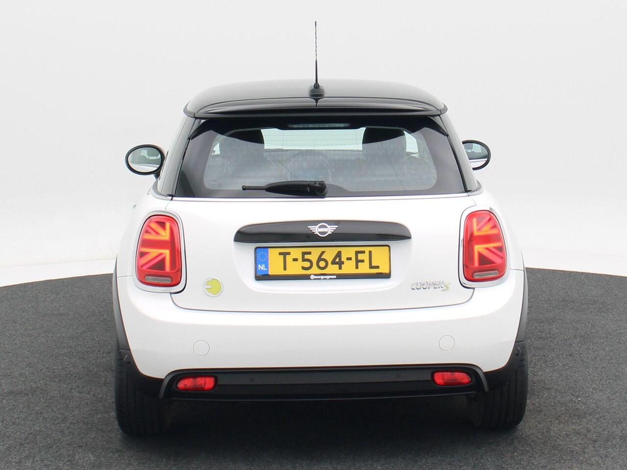 Mini Electric Mini Classic 33 kWh | Cruise Control | Stoelverwarming | Climate Control | Navigatie | CarPlay | Parkeersensoren | 26.956 Km!!