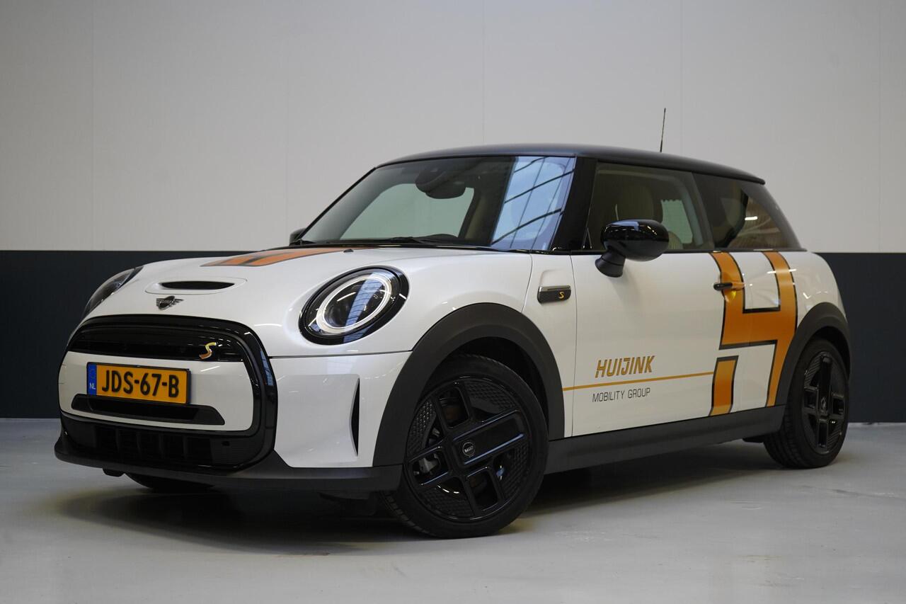 Mini Electric Mini Classic 33 kWh | Zwart optiek | Navigatie | Stoelverwarming | Privacy Glass
