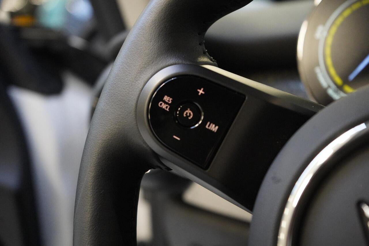 Mini Electric Mini Classic 33 kWh | Zwart optiek | Navigatie | Stoelverwarming | Privacy Glass