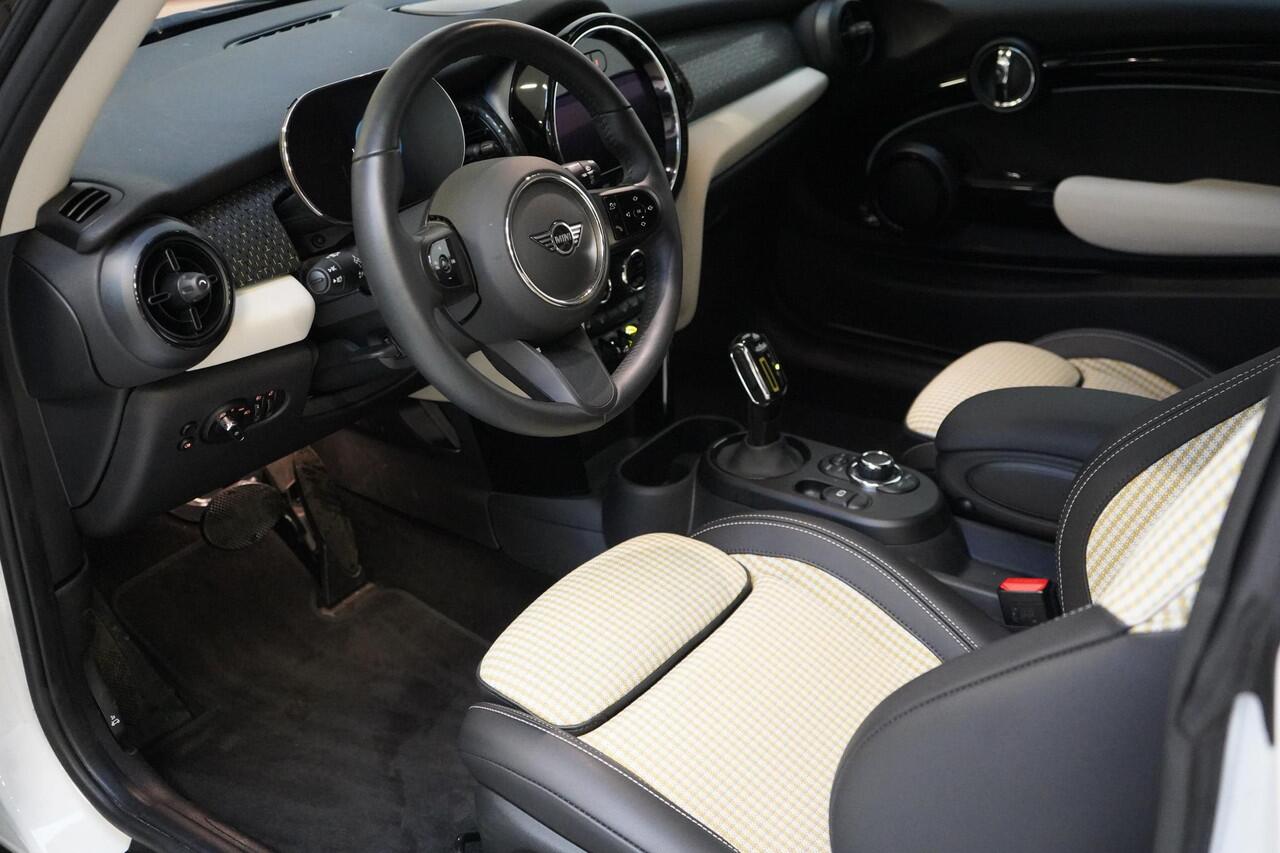 Mini Electric Mini Classic 33 kWh | Zwart optiek | Navigatie | Stoelverwarming | Privacy Glass