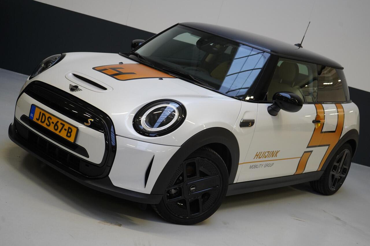 Mini Electric Mini Classic 33 kWh | Zwart optiek | Navigatie | Stoelverwarming | Privacy Glass