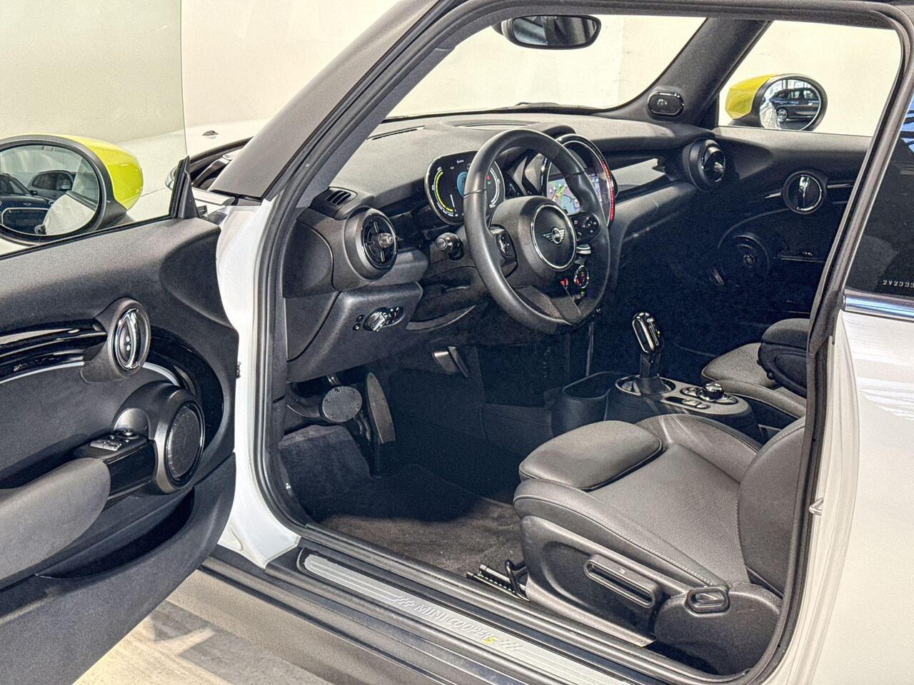 Mini Electric Camden Plus Edition 33 kWh | Schuifdak | Stoelverwarming | Achteruit rij camera