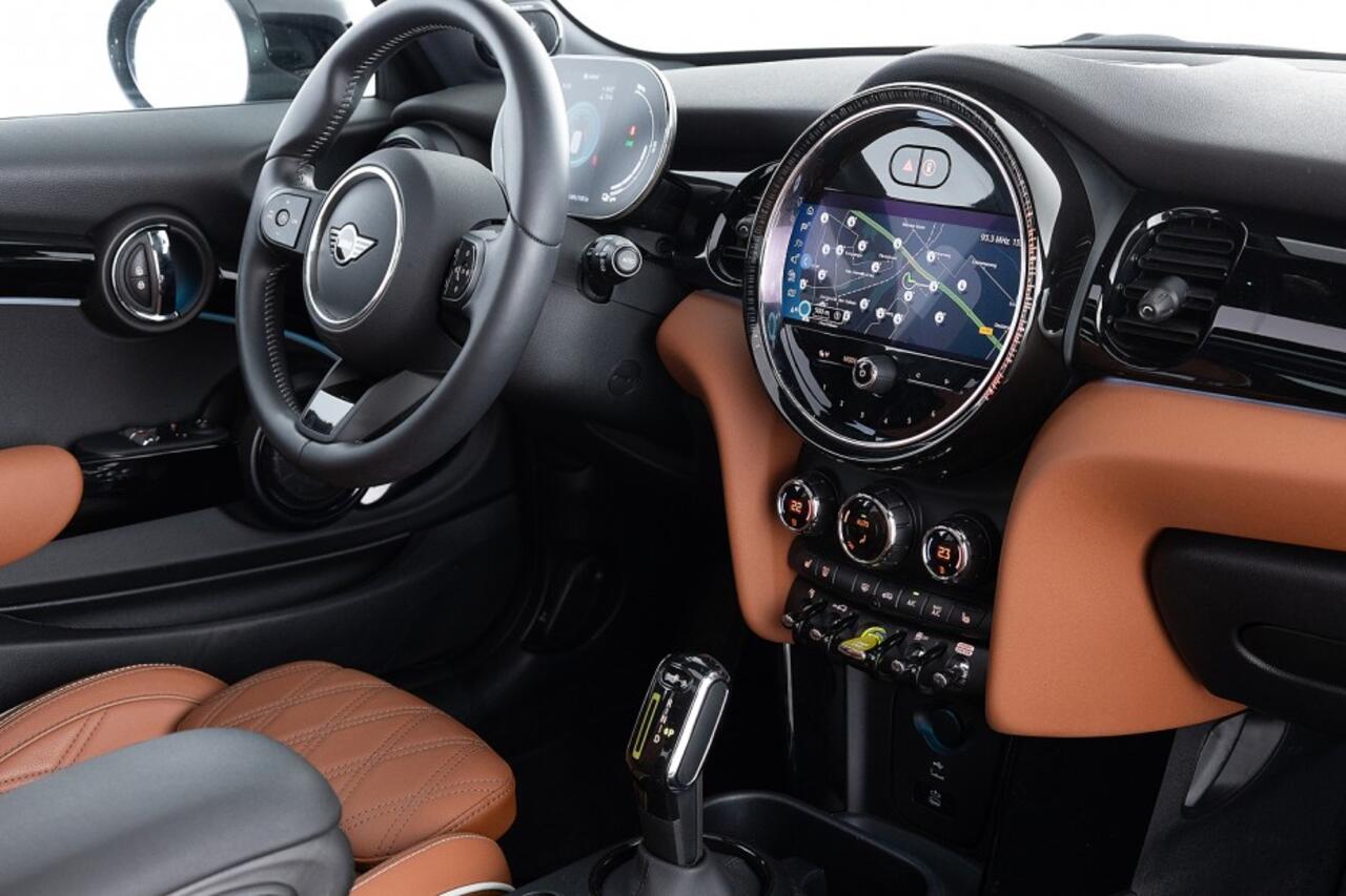 Mini Electric Mini Yours 33 kWh *SOH 97%* PANORAMADAK | LEDER | harman/kardon *BEVRIJDINGSDAG 05 mei OPEN!*