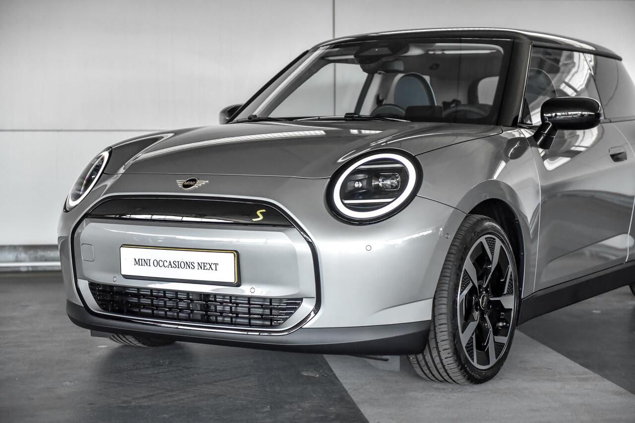 Mini Electric Cooper SE | Classic Trim | Pakket M | Dak en spiegelkappen in Jetblack