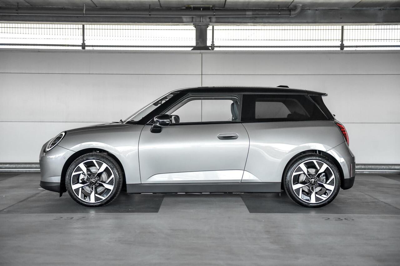 Mini Electric Cooper SE | Classic Trim | Pakket M | Dak en spiegelkappen in Jetblack