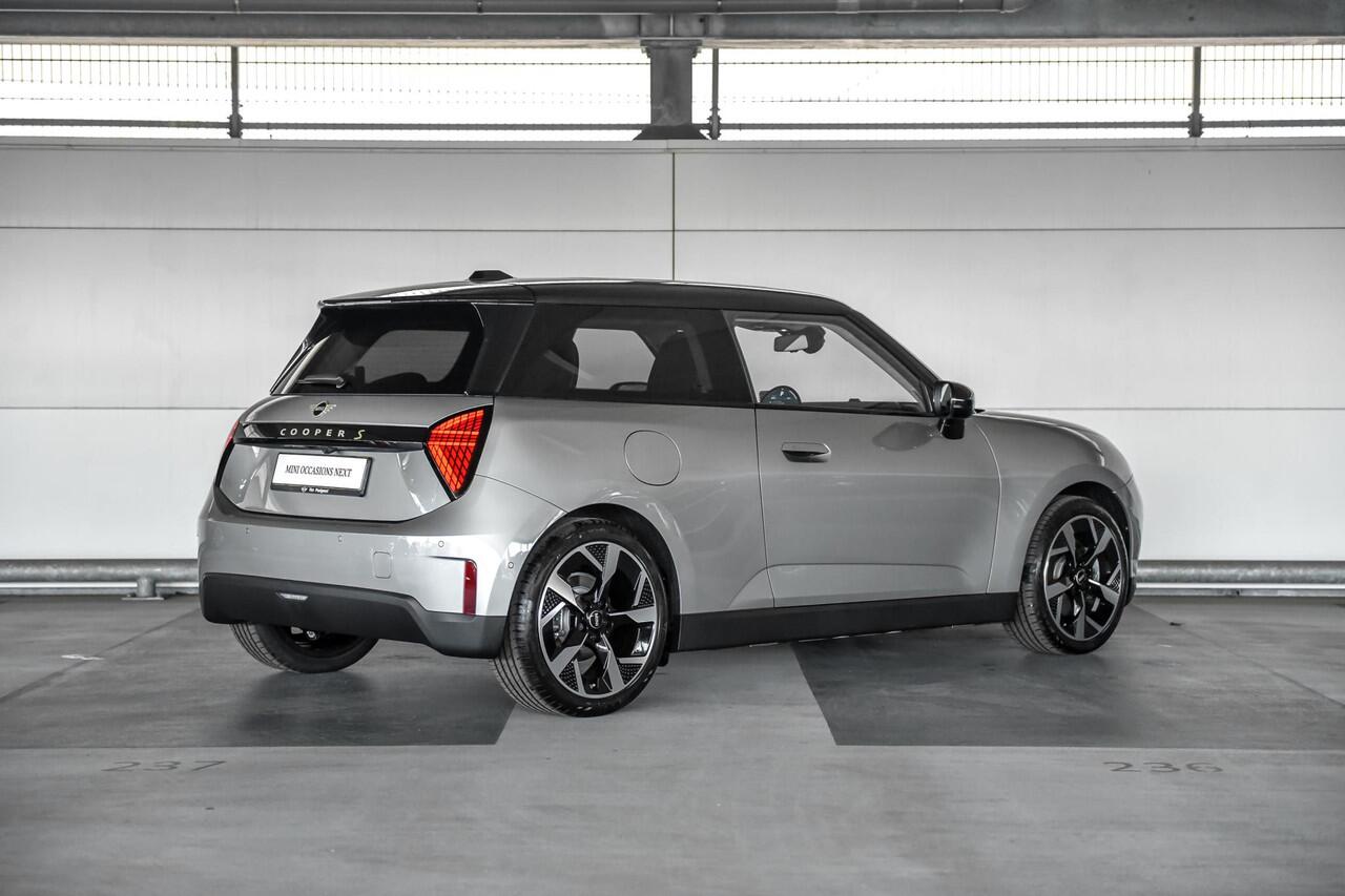 Mini Electric Cooper SE | Classic Trim | Pakket M | Dak en spiegelkappen in Jetblack